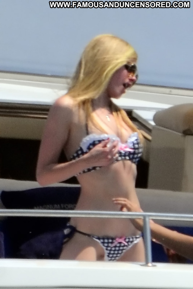 Avril Lavigne Beautiful Posing Hot Babe Celebrity Nude Scene Hot Cute